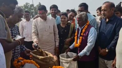 छत्तीसगढ़-सूरजपुर में खाद्य मंत्री दयाल दास ने शुरू की धान खरीदी