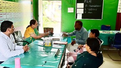 न्योताभोज में शामिल हुए अधिकारी, बच्चों संग बैठकर किया भोजन