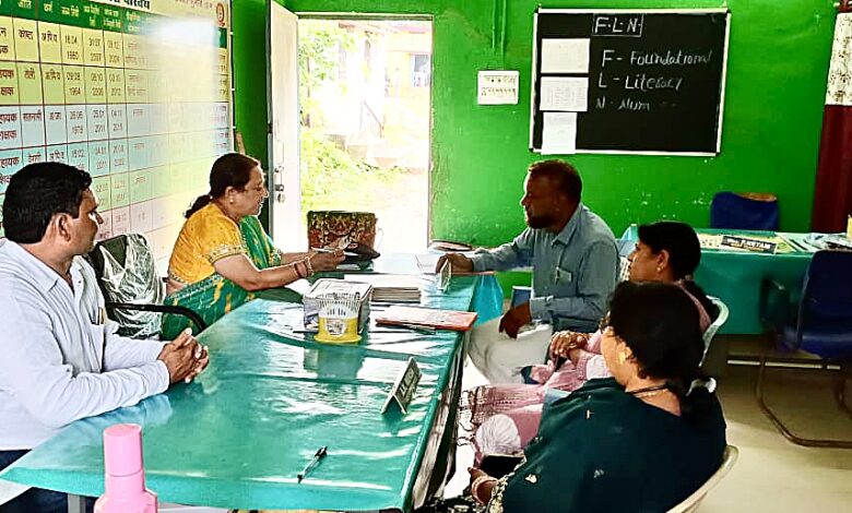 न्योताभोज में शामिल हुए अधिकारी, बच्चों संग बैठकर किया भोजन