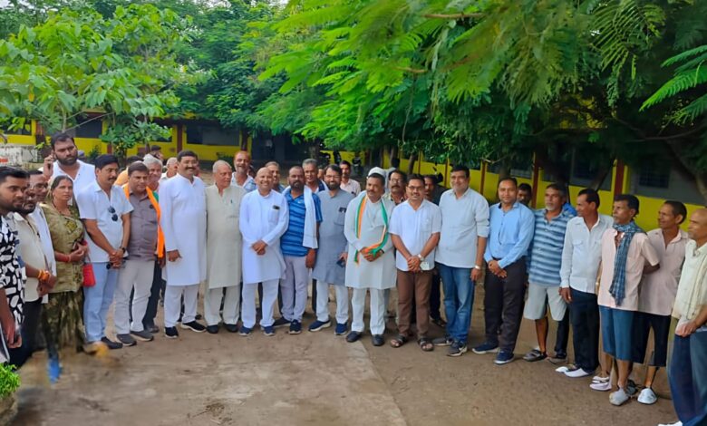 स्कूल बना अवैध शराब का अड्डा : कांग्रेस का हल्ला बोल, भाजपा सरकार पर लगे गंभीर आरोप