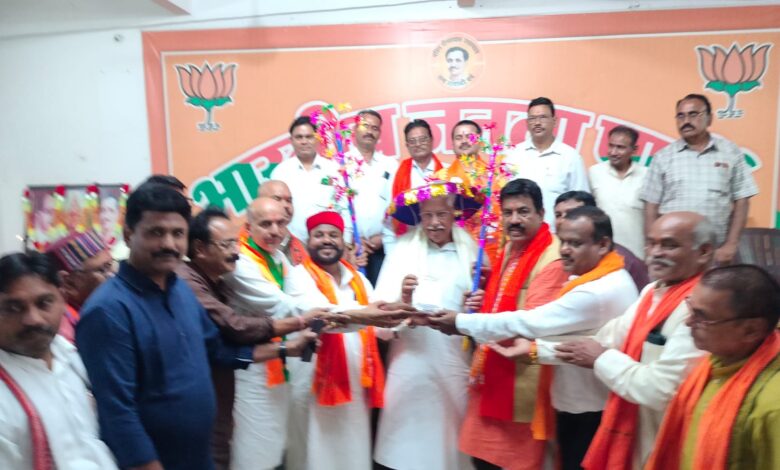 आलोक सिंह ठाकुर का मुंगेली में जोरदार स्वागत, किसानों के हित में भाजपा की उपलब्धियों पर प्रकाश आलोक सिंह ठाकुर का मुंगेली में जोरदार स्वागत, किसानों के हित में भाजपा की उपलब्धियों पर प्रकाश