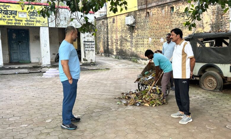 स्वच्छ मुंगेली, स्वस्थ मुंगेली अभियान के तहत कलेक्टर ने लिया सफाई व्यवस्था का जायजा