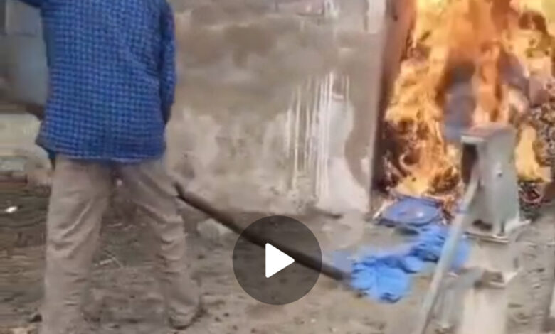 मुंगेली में बीआरसी विकास खंङ श्रोत समन्वयक सूर्यकांत उपाध्याय ने बच्चों के स्कूल ड्रेस को आग लगाया