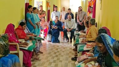 कलेक्टर पहुंचे वृद्ध आश्रम, बालगृह और सियान सदन — उपहार बांटकर मनाई दीपावली कलेक्टर पहुंचे वृद्ध आश्रम, बालगृह और सियान सदन — उपहार बांटकर मनाई दीपावली