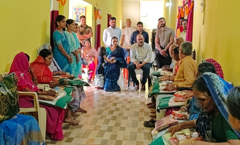 कलेक्टर पहुंचे वृद्ध आश्रम, बालगृह और सियान सदन — उपहार बांटकर मनाई दीपावली