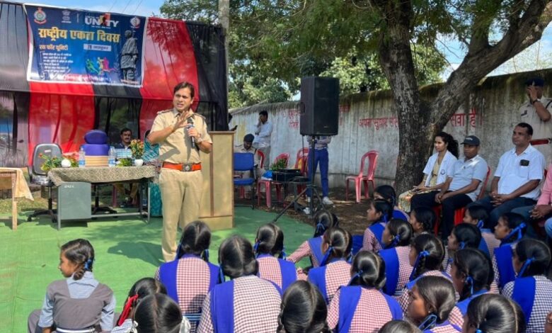 वनांचल ग्राम खुड़िया में गूंजे एकता के नारे — मुंगेली पुलिस ने मनाया राष्ट्रीय एकता दिवस उत्साहपूर्वक वनांचल ग्राम खुड़िया में गूंजे एकता के नारे — मुंगेली पुलिस ने मनाया राष्ट्रीय एकता दिवस उत्साहपूर्वक