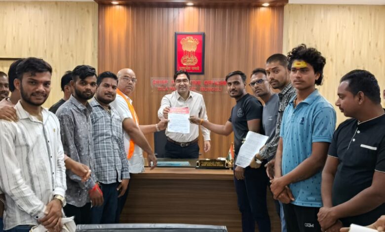 घुमंतू और घायल गौवंशों की समस्या पर गौ रक्षकों की चिंता – जिला पंचायत सीईओ को सौंपा ज्ञापन घुमंतू और घायल गौवंशों की समस्या पर गौ रक्षकों की चिंता – जिला पंचायत सीईओ को सौंपा ज्ञापन