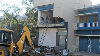 अवैध निर्माण और अतिक्रमण पर चला प्रशासन का बुलडोजर, वार्ड 2 से पड़ाव चौक में सख्त कार्रवाई