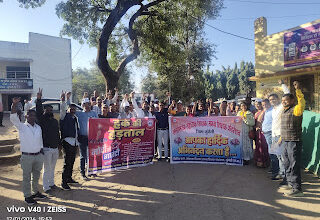 लंबित मांगों को लेकर सहायक शिक्षकों का प्रदर्शन, मुख्यमंत्री के नाम सौंपा ज्ञापन