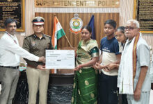 ड्यूटी के दौरान दिवंगत आरक्षक राकेश डहरिया के परिजनों को पुलिस सैलरी पैकेज के तहत ₹1 करोड़ की आर्थिक सहायता