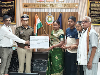 ड्यूटी के दौरान दिवंगत आरक्षक राकेश डहरिया के परिजनों को पुलिस सैलरी पैकेज के तहत ₹1 करोड़ की आर्थिक सहायता