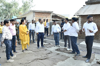 कलेक्टर ने बांकी व पेंडाराकापा में सड़क निर्माण कार्यों का लिया जायजा