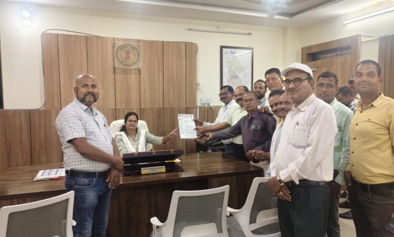 11 सूत्रीय मांगों को लेकर कर्मचारी-अधिकारी फेडरेशन ने सौंपा ज्ञापन