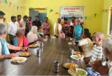 चैत्र नवरात्र के प्रथम दिन वृद्धाश्रम में सेवा कार्य, छत्तीसगढ़िया युवा क्रांति सेना ने बांटा फलाहार व राशन