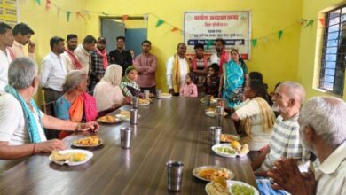 चैत्र नवरात्र के प्रथम दिन वृद्धाश्रम में सेवा कार्य, छत्तीसगढ़िया युवा क्रांति सेना ने बांटा फलाहार व राशन