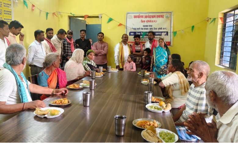 चैत्र नवरात्र के प्रथम दिन वृद्धाश्रम में सेवा कार्य, छत्तीसगढ़िया युवा क्रांति सेना ने बांटा फलाहार व राशन