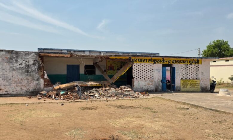 पालचुवा में अज्ञातों की करतूत, स्कूल भवन को पहुंचाया भारी नुकसान