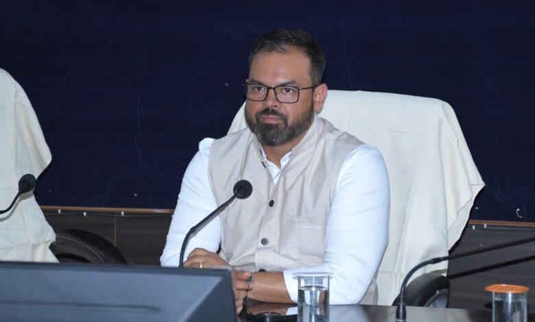 सड़क किनारे सामग्री रखने वालों पर सख्ती, कलेक्टर ने बनाई संयुक्त टीम