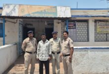 थाना पथरिया पुलिस के द्वारा धान खरीदी केन्द्र धरदेई मे हुये 66 लाख से अधिक की आर्थिक अनियमितता मिलने पर केंद्र प्रभारी को किया गिरफ्तार कर भेजा न्यायिक रिमाण्ड पर