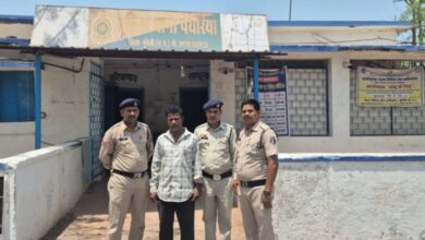 थाना पथरिया पुलिस के द्वारा धान खरीदी केन्द्र धरदेई मे हुये 66 लाख से अधिक की आर्थिक अनियमितता मिलने पर केंद्र प्रभारी को किया गिरफ्तार कर भेजा न्यायिक रिमाण्ड पर