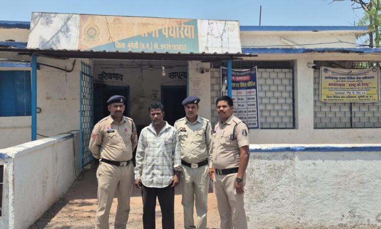 थाना पथरिया पुलिस के द्वारा धान खरीदी केन्द्र धरदेई मे हुये 66 लाख से अधिक की आर्थिक अनियमितता मिलने पर केंद्र प्रभारी को किया गिरफ्तार कर भेजा न्यायिक रिमाण्ड पर