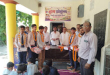 शाला प्रवेशोत्सव में नवप्रवेशी विद्यार्थियों का तिलक लगाकर स्वागत