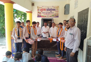 शाला प्रवेशोत्सव में नवप्रवेशी विद्यार्थियों का तिलक लगाकर स्वागत