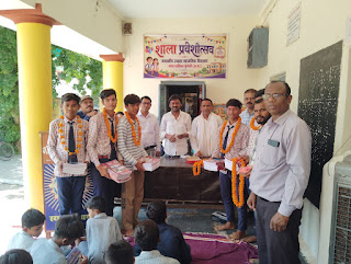 शाला प्रवेशोत्सव में नवप्रवेशी विद्यार्थियों का तिलक लगाकर स्वागत