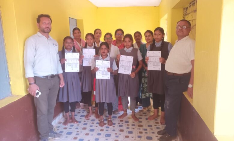 शासकीय पूर्व माध्यमिक शाला भटगांव में बालिकाओं को लगाया गया एचपीव्ही टीका