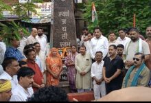 मुंगेली में कांग्रेस का प्रदर्शन, पुतला दहन के बाद निकाला कैंडल मार्च