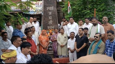 मुंगेली में कांग्रेस का प्रदर्शन, पुतला दहन के बाद निकाला कैंडल मार्च