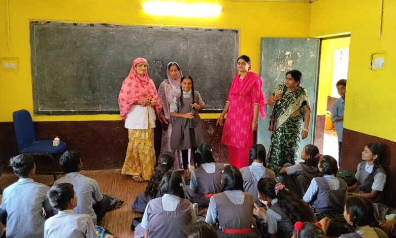 राष्ट्रीय कृमि मुक्ति दिवस पर 99 विद्यार्थियों को खिलाई गई एल्बेंडाजॉल की गोली